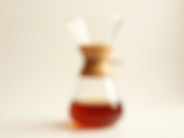 Elegante cafetera Chemex goteando café